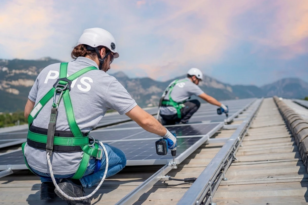 Panneaux solaires en toiture dans les Alpes-Maritimes